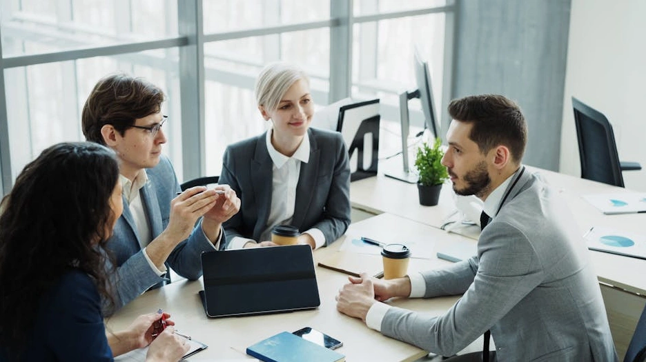 Tým Synergy Marketing Partners při strategickém plánování v moderní kanceláři.